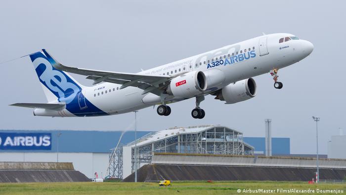 Головной завод Airbus в Тулузе: взлет самолета семейства А320 Neo 