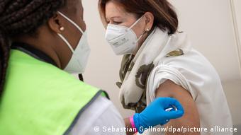 Женщина во время вакцинации от коронавируса 
