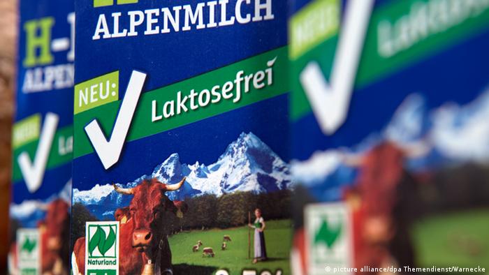 Упаковки альпийского молока с надписью без лактозы