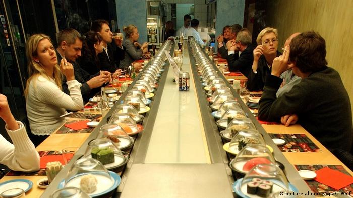 Конвейерный ресторан суши в Германии. 