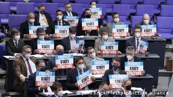 Депутаты правопопулистской партии АдГ с плакатами Свобода вместо раскола