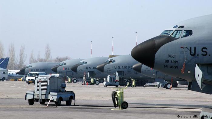 Американские самолеты на военной база в Манасе, Киргизия