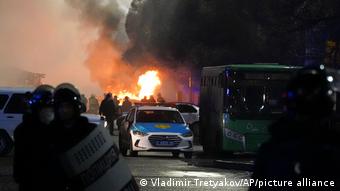 Горящие автомобили в Алма-Ате в ночь на 5 января