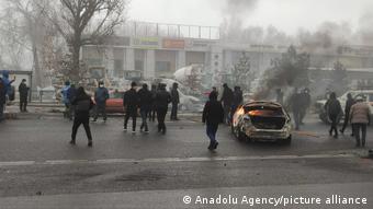 Беспорядки в Алма-Ате: неизвестные жгут автомобили