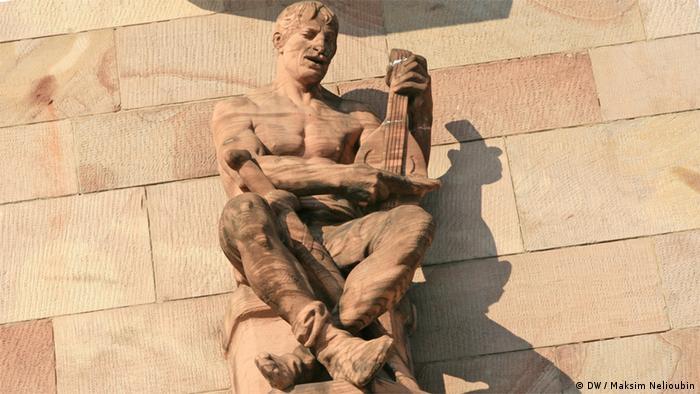 Скульптура Фолькер из Альцая (Volker von Alzey) на фасаде ратуши