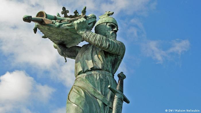 Памятник Хагену на берегу Рейна в Вормсе