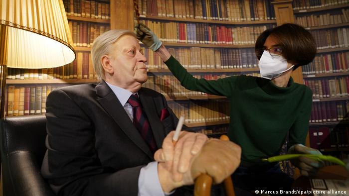 Канцлер Германии Гельмут Шмидт даже в музее на расстается с любимыми сигаретами 