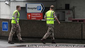 Британские военнослужащие идут на работу в лондонскую больницу