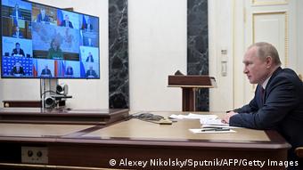 Владимир Путин во время видеоконференции с членами правительства РФ 12 января 2022