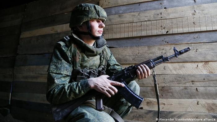 Боец одного из подразделений ДНР в пригороде Донецка