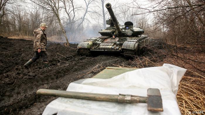 Механик танка украинской армии рядом с танком 