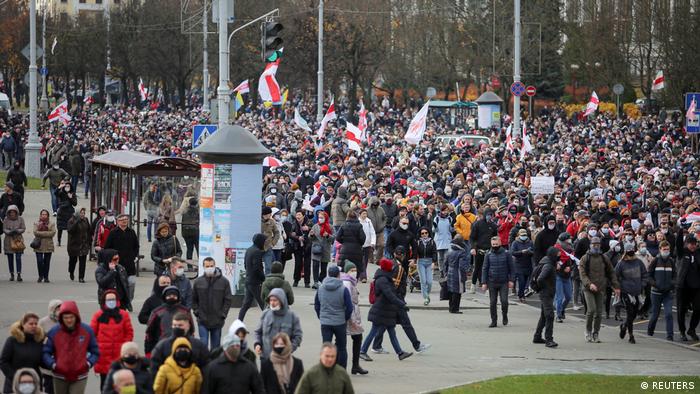Тысячи людей на акции протеста в Минске, ноябрь 2020 г. 