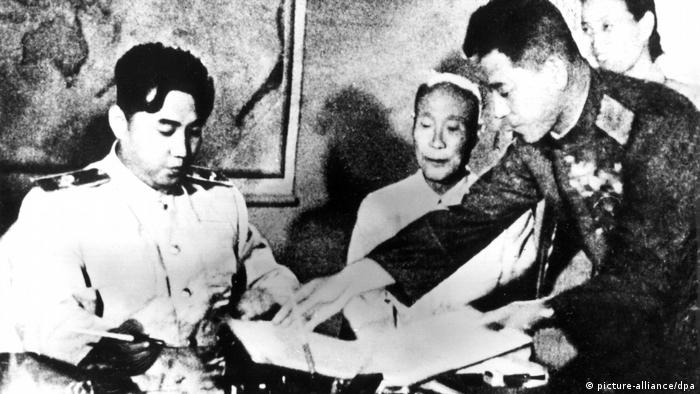 Ким Ир Сен подписывает договор о перемирии после Корейской войны, июль 1953 года