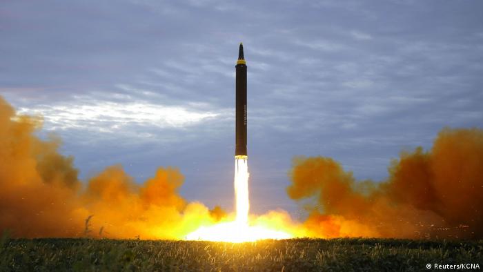 Ракетный запуск КНДР, фото рапространено 30 августа 2017 года