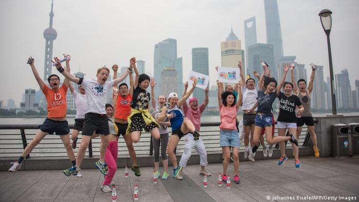 Участники и участницы забегов на гей-прайде в Шанхае 
