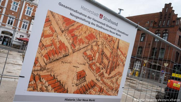 Строительная ограда и историческое изображение Нового рынка в Средние века