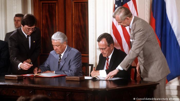 Борис Ельцин и Джордж Буш-старший подписывают договор СНВ-2