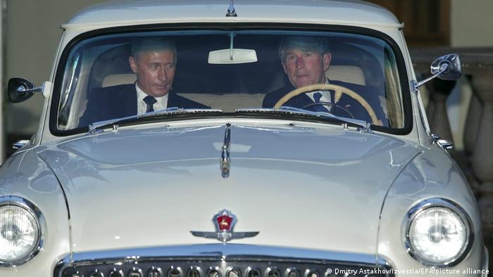Джордж Буш-младший катает Владимира Путина на раритетном автомобиле Волга в Ново-Огарево