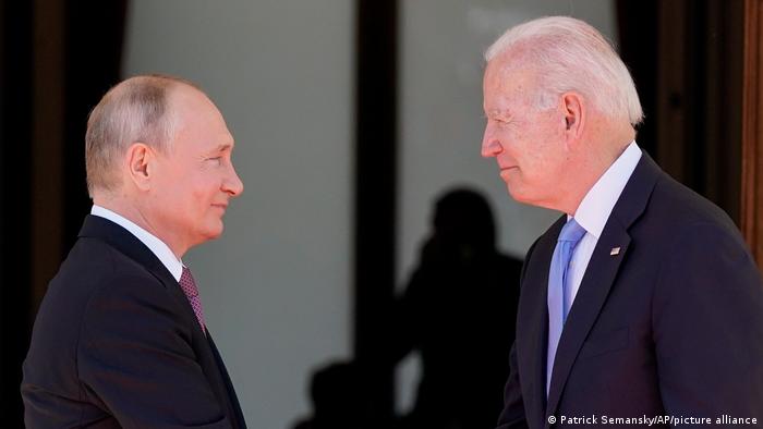 Путин и Байдет пожимают руки на встрече в Женеве