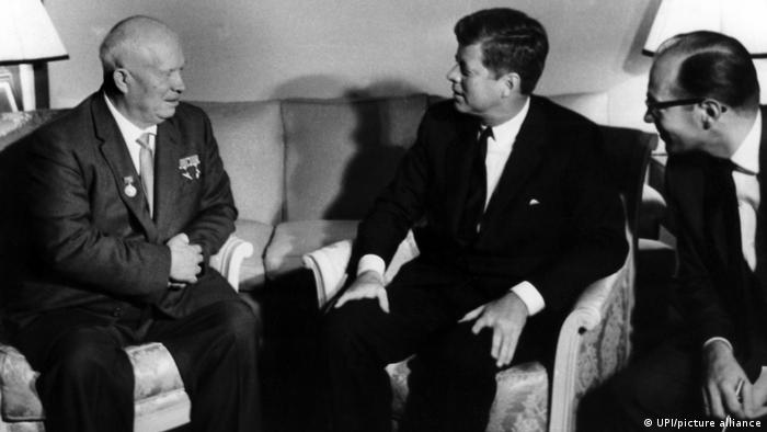 Никита Хрущев и Джон Кеннеди на переговорах в Вене