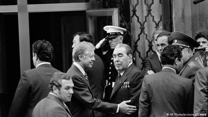 Джимми Картер и Леонид Брежнев перед началом переговоров в Вене