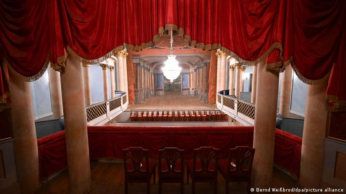 Зрительный зал в придворном театре Людвигсбургской резиденции 