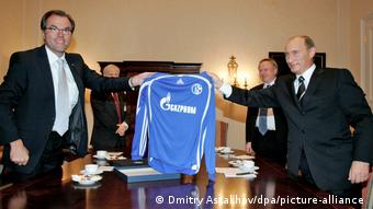 Владимир Путин после подписания спонсорского контракта между Шальке 04 и Газпромом в 2006 году 