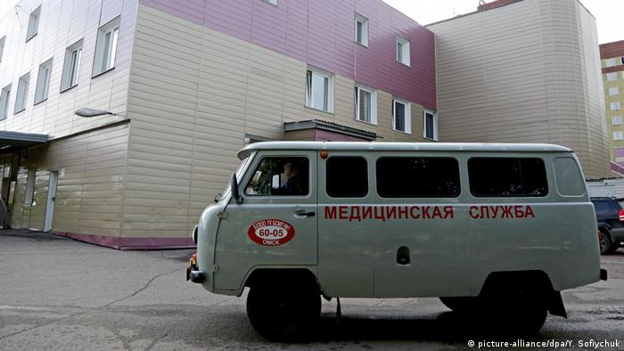 Автомобиль медицинской службы у городской клинической больницы № 1 в Омске, куда был помещен оппозиционный политик Алексей Навальный.