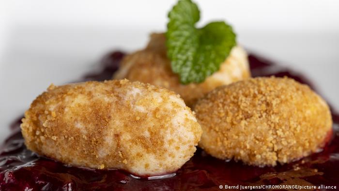 Традиционная немецкая кухня – творожные кнедли в сливовом соусе 