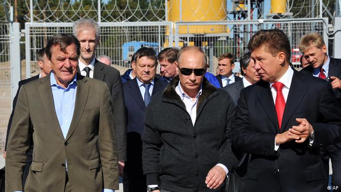 Герхард Шрёдер вместе с Владимиром Путиным и Алексеем Миллером на компрессорной станции Портовая 6 сентября 2011 года 
