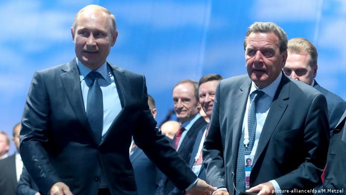 Герхард Шрёдер и Владимир Путин нра ВЭФ 4 сентября 2015 года