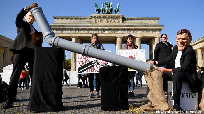Акция протеста в Берлине против назначения Герхарда Шрёдера в Роснефти