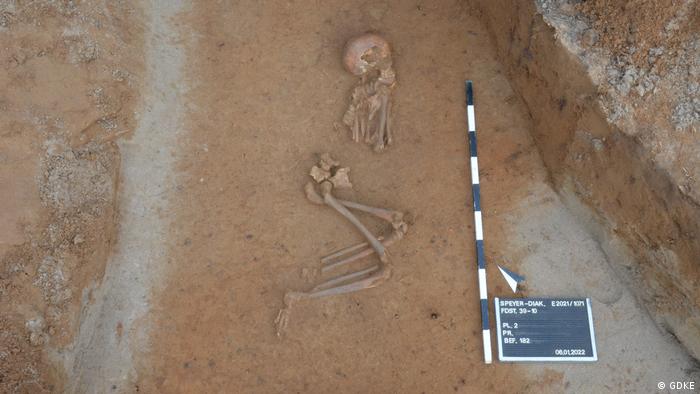 Один из скелетов, предположительно, конца новокаменного - начала бронзового века