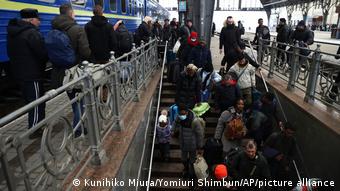 Беженцы из регионов Украины на вокзале Львова
