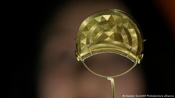 Золотая брошь из английского графства Шропшир на выставке Мир Стоунхенджа в Британском музее