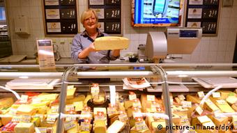 Продавщица в отделе сыров немецкого супермаркета