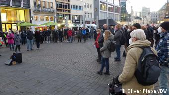 На площади в Бонне: противники антиковидных ограничений и их оппоненты 