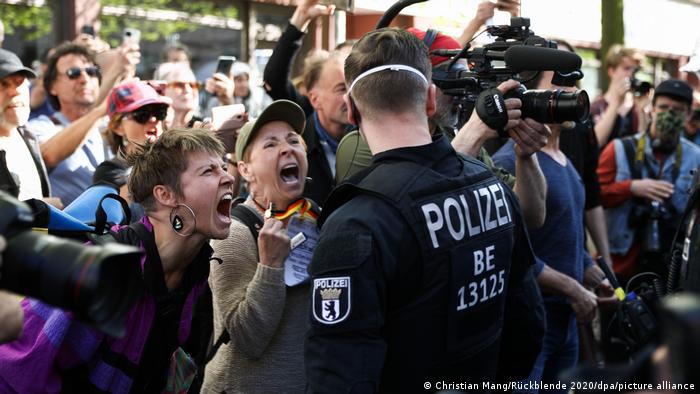 Протестная акции корона-скептиков без защитных масок в Берлине