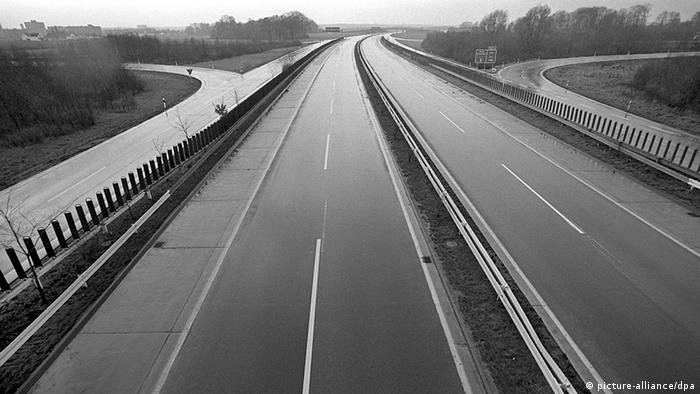 Пустой автобан близ Дюссельдорфа 25 ноября 1973 года из-за временного запрета пользоваться автомобилями