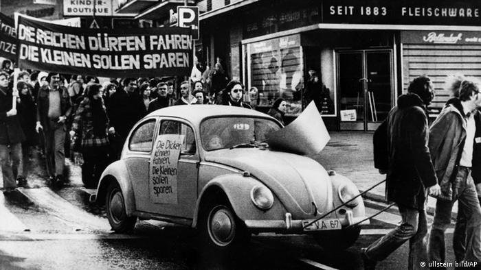 Эссен, 25 ноября 1973: коммунисты ФРГ протестуют против запрета ездить на автомобиле по воскресеньям 