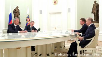 Владимир Путин и Алексей Миллер принимают в 2017 году тогдашнего главу OMV 