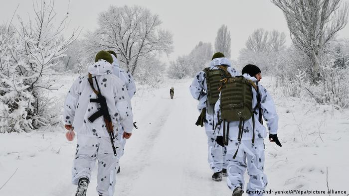 Украинские солдаты в Донбассе, декабрь 2015 года
