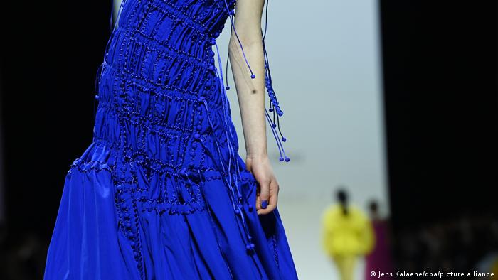 Синее платье из коллекции Софии Ильмонен