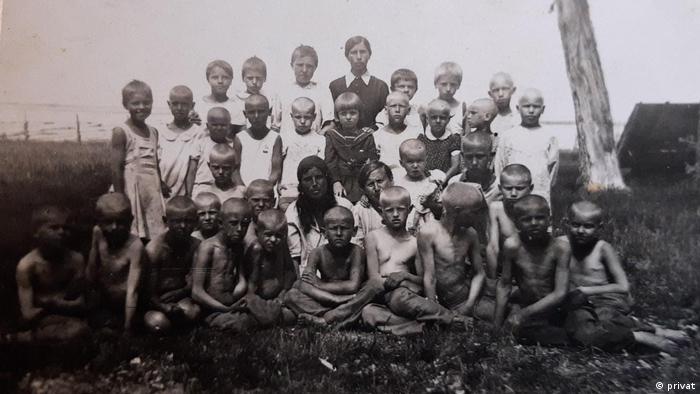 Эвакуированные из Ленинграда дети, 1942 год в деревне под Челябинском