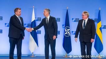 Министры обороны Финляндии (слева) и Швеции (справа) с генсеком НАТО 