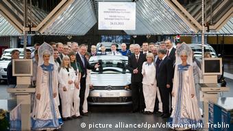Делегация из Германии празднует в ноябре 2013 года выпуск 700 000 автомобилей на заводе VW в Калуге