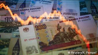 График падения курса рубля на фоне банкнот рубля 