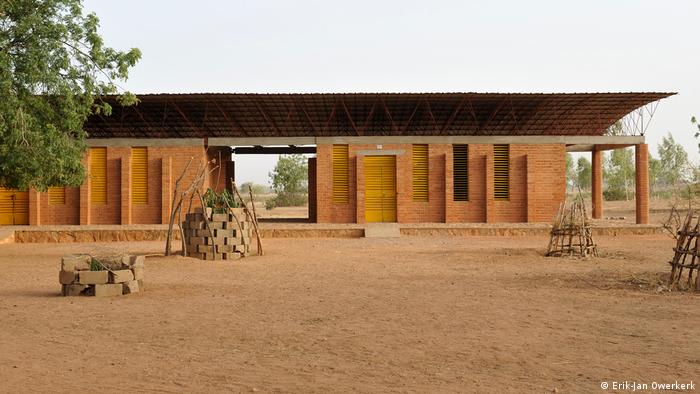 Начальная школа в деревне Гандо в Буркина-Фасо, построенная по проекту архитектора Дьебеду Франсиса Кере