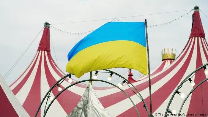 Украинский флаг на шатре Московского цирка