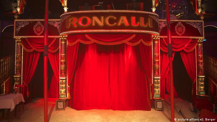 Вход в палатку цирка Ронкалли